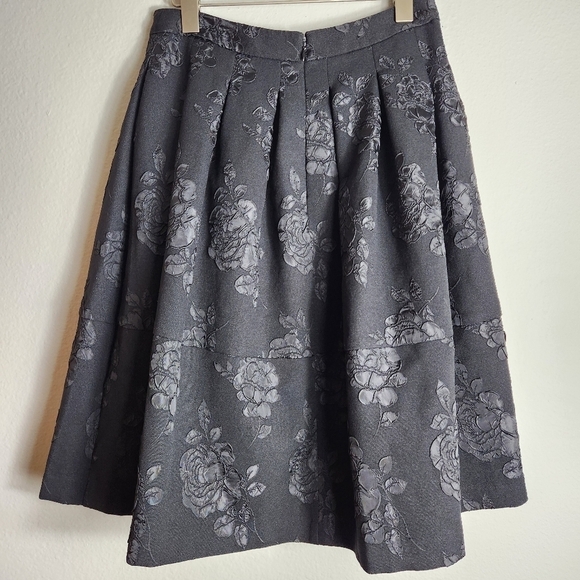 Elle Black Pleated Rose Applique Full Knee Length Skirt-Size 6 - Picture 5 of 9